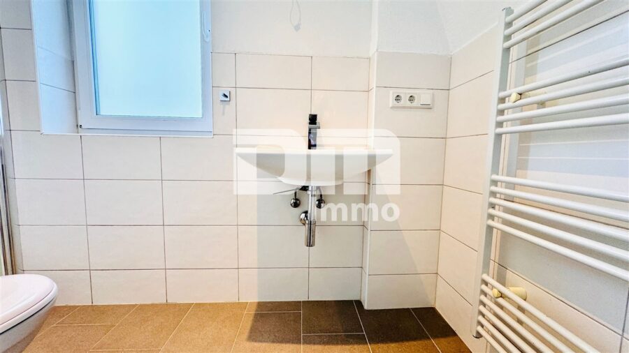 Modernisiertes Einfamilienhaus mit großer Garage in ruhiger Lage mit Panoramablick - OG / DG Badezimmer / Dusche